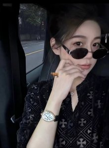 升级版玻璃刮不花 宝玑那不勒斯皇后 惊艳登场，高贵典雅，尽显女王风范！腕表尺寸36.5X28.5，鹅卵形表壳高雅大气，表壳外缘饰有钱币纹。表圈和表壳周围都是镶嵌