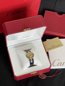 所有高端客户看过来，顶级牛货！！Cartier卡地亚巴克利大饼Mustde系列奶油大盘经典古董石英表... 时尚是经典的轮回，永不过时的复古分，是中古表的核心诉