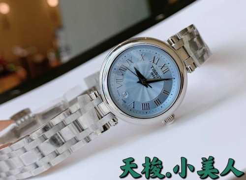 390今年3月份天梭出得新款嘉丽小美人系列，整体非常简洁，26Mm的表盘很精致小巧，厚度刚刚好！不愧是小美人～戴起来也是非常好看的～值得入手手表之一