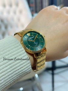 范思哲 Versace Greca Chic系列，以顶圈装饰的希腊回纹法郎图案，充分展现出范思哲时尚基因，水波纹与放射状纹路的盘面设计增添了神秘对光影效果，浮雕