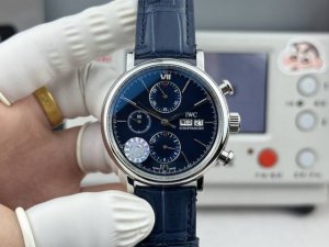 Zf出品，Iwc 万国 波涛菲诺计时腕表 腕表尺寸42Mmx13.5Mm。完美同步，表壳以精钢材质打造，通过细致的抛光打磨之后呈现出细腻光泽，表耳弧度自然，与表