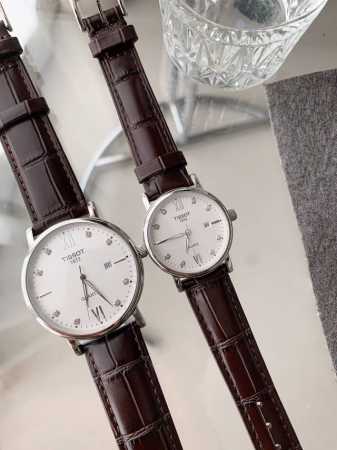 白 金 钢带+20。 天梭-Tissot 精品情侣对表携手而来，简约精致，品质精湛，热卖全城。采用进口石英机芯，顶级316精钢表壳，进口小牛皮表带，矿物质超强镜 - 点击图像关闭