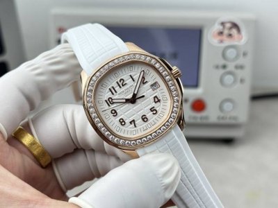 白 金 Gr工厂P 百达翡丽 石英手雷 38Mm Aquanaut Luce,意大利语“光”，经过重新演绎的现代休闲时尚风格的造型，采用抛光和拉砂Cnc雕刻的圆