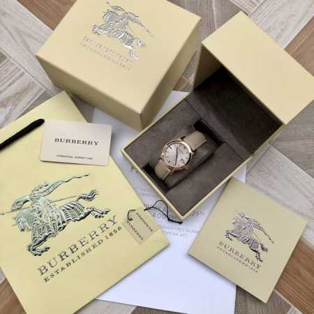 英国经典奢侈品牌，Burberry巴宝莉石英女表，Bu9109，巴宝莉永恒经典的格子设计风格滲透到表盘上，既典雅又不失美感，条钉刻度带日历显示，原装进口机芯，走 - 点击图像关闭