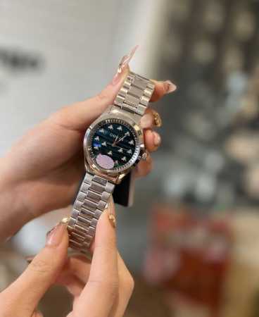 2023最新款古驰圣诞限量版 这款超美蜜蜂面腕表采用蓝色青金石表盘，蓝宝石防刮玻璃，搭配品牌标志性的cucci蜜蜂形状刻度，打造出众的g-Timeless腕表造 - 点击图像关闭