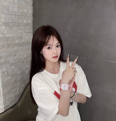 第一次买斐乐的手表给惊喜到了 这款运动风手表戴着刚刚好 表盘的大小正合适～ 表盘的设计简约又好看 不会给人看着一种复杂的感觉 粉白配色超适合我这种少女心满满的人