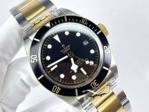 Tudor帝舵启承碧湾系列腕表。以传统设计融合时尚经典，成就此复古运动的腕上佳品。 表壳 完美还原41Mm直径的哑光拉丝外壳，斜边经由抛光润饰，不刮手，极致实现