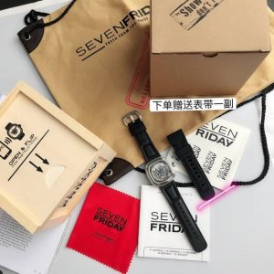 七个星期五Sevenfirday 手表型号：S1 01。S1 01将其工业元素重点放在了清洁能源上，这是对清洁产业的一个肯定。工业设计融入新兴可循环材料，动态环