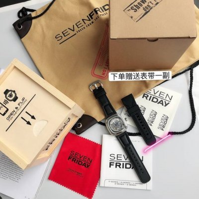 七个星期五Sevenfirday 手表型号：S1 01。S1 01将其工业元素重点放在了清洁能源上，这是对清洁产业的一个肯定。工业设计融入新兴可循环材料，动态环