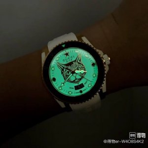 Gucci 中性夜光虎头 手表 超级喜欢这个手表，设计感满满，好特别！Gucci新款中性潜水表，40 Mm表径，以品 牌标志性猛虎头图案和超强夜光显示为表盘。搭