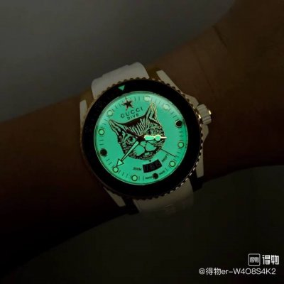 Gucci 中性夜光虎头 手表 超级喜欢这个手表，设计感满满，好特别！Gucci新款中性潜水表，40 Mm表径，以品 牌标志性猛虎头图案和超强夜光显示为表盘。搭