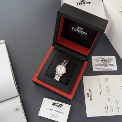 钢带+20 原单非市场便宜货 天梭T122最新款石英超薄情侣对表，从腕间一隅到城市一角，将魅力四射的都市活力倾注于卡森臻我系列腕表中，以经典时尚的表款设计匹配当