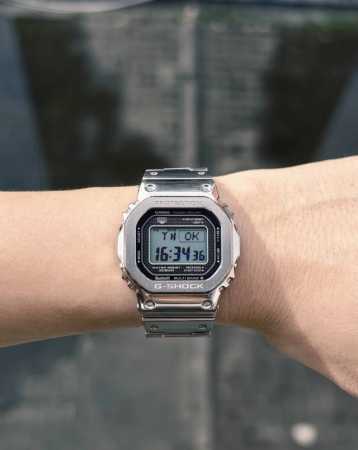 入手卡西欧小方块银砖G-Shock Gmw-B5000 D方圆有度的工业设计与金属锻造的材质工艺，比起圆盘机械表更显硬朗阳刚#卡西欧 #卡西欧手表 #卡西欧银砖 - 点击图像关闭
