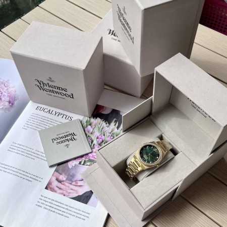 原厂vivienne Westwood 薇薇安西太后系列 西太后的手表真的是神仙打架 印花纹路bling Bling的外圈点缀，有棱有角，让硬派的造型，更多了一 - 点击图像关闭