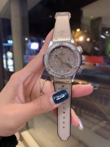 方钻满钻hublot恒宝-宇舶38Mm计时女表,就是要颠覆一切规则!宇舶勇敢表达爱意的时刻!Hublot 为您准备好了爱的表白礼物!为您爱的人献上一份满满的爱意 方钻满钻hublot恒宝-宇舶38Mm计时女表,就是要颠覆一切规则!宇舶勇敢表达爱意的时刻!Hublot 为您准备好了爱的表白礼物!为您爱的人献上一份满满的爱意