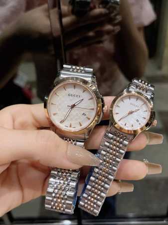 白壳 枚金 古驰 Gucci G-Timeless 系列再添新成员 这款腕表搭配同色调的银色亮光表盘 尽显高雅品味 表盘中央饰以 Gucci 经典logo 图案 - 点击图像关闭