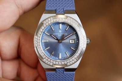 Cc新品 随心所至，启幕无畏之行 Vc江诗丹顿全新Overseas 纵横四海系列 型号1225V 1205V 石英腕表 表径33Mm的小尺寸腕表，是手腕纤细的亚