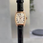 浪琴典藏系列l2.155.4.71.5经典的酒桶形精钢表壳，表壳尺寸30.6Mm.桥形双层渡膜耐磨镜面搭载eat石英l经久耐用达到0返修水平，字面古罗马字体配搭