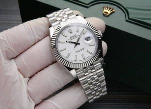 劳力士日志41Mm副本原装开模 所有细节力求完美新款五珠链超透蓝宝石镜面搭载2824机芯经典 新品：劳力士 日志 不断提高效果，Rolex劳力士 间金、间玫、精