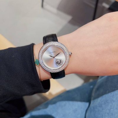 Chanel香奈儿，呆萌超低回馈价女神必须用品，蓝宝耐刮镜面瑞士进口石英机芯，尺寸：37.5Mm ，厚度：10Mm，她远比你想象中美丽