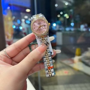 新款推荐钻圈 劳力士 28Mm精致小表螺旋后盖 女款钻面 爆款推荐 设计显出独特高贵优雅女神气质！316精钢搭配蝴蝶扣，不显浮华的风格广受女神喜爱，逐渐深刻人心