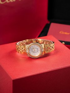 罗杰杜彼 升级版到货Velvett名伶系列 女士腕表 Velvet系列表盘线条鲜明有型,透过两个不同层次展现立体浮雕效果。数字和镶块位于表盘中心,表耳经悉心装饰