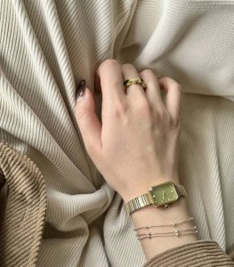 入秋小装备 爱4这支方糖小绿表 入秋第一件事 送给自己心仪已久的Lola Rose新款方糖小绿表 我这个金银外加色彩爱好者 第一次见到这块表就走不动道 主要是表