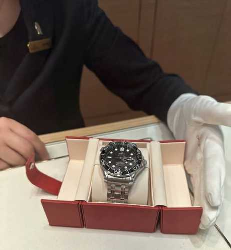 欧米茄海马系列210.30.42.20.01 1 自动机械男款，表径42Mm 海马300黑钢，精钢，黑盘 公价62530，二手23年 11 月全套 现货在店好价