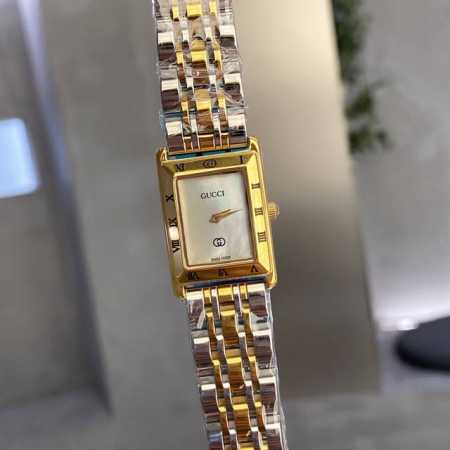 白壳 金壳 Gucci Vintage 中古表最怀念的味道那就是gucci罗马表盘，浓浓的怀旧气息和历史感是中古表给的。简约表盘，外圈是复古又有辨识度的罗马刻度 - 点击图像关闭