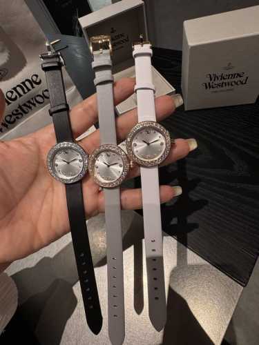 白钻 金钻420Swarovski 施华洛世奇 这款腕表以施华洛Matrix Tennis 系列首饰的标志性造型为灵感，以璀璨水晶打造优雅气质。表圈密镶 30