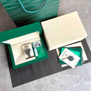 劳力士rolex女款蚝式日志型腕表！表壳直31毫米。采用904L不锈钢来锻造，具备高抗腐蚀性。搭配劳力士定制版2236蓝游丝全自动机械机芯性能极为稳定，抗震力强