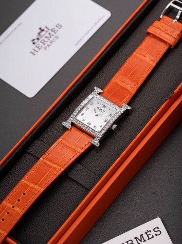 当几何棱角邂逅璀璨钻石 时间，便成了最优雅的艺术品 爱马仕方钻鳄鱼皮手表 以建筑般的利落线条，重塑腕间美学 方形表壳勾勒现代风范 满镶钻石演绎光影魔法 每一颗精