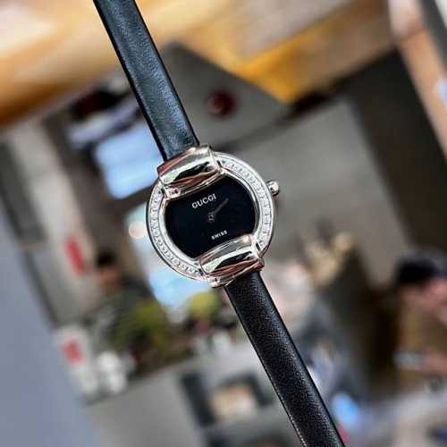 古驰gucci 瑞士日内瓦最新限量款 表径25Mm 厚度7.5Mm 蓝宝石玻璃 表面把头都有经典双g Logo设计元素 非常经典 适合小手腕佩戴 小巧玲珑 温婉