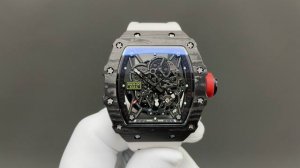 一体机芯 白宝石避震 Richard Mille 理查米尔Rm 35-02 这是该系列第一枚搭载自动上链机芯的作品 并且别出心裁地使用全碳纤维材料来制作整个表壳