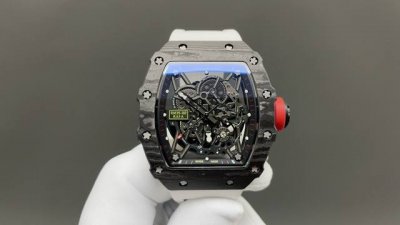 一体机芯 白宝石避震 Richard Mille 理查米尔Rm 35-02 这是该系列第一枚搭载自动上链机芯的作品 并且别出心裁地使用全碳纤维材料来制作整个表壳