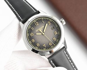 Tw2025新品 百达翡丽Calatrava系列Ref.5226G-001腕表。 表径40Mm，316精钢表壳，侧缘雕饰巴黎钉纹，灰色表盘流露复古韵味，边缘呈黑