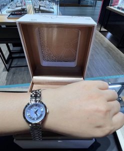 天梭小美人冰蓝色26Mm石英款表盘采用蓝色珍珠母贝呈现梦幻渐变镭射效果 精钢表壳搭配圆润表冠镶嵌白色陶瓷宝石 罗马数字时标复古优雅走时精准，是兼具美观与实用的女