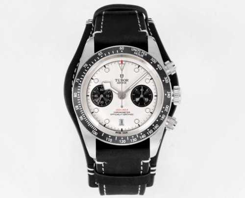 T新品帝舵 Tudor Black Bay Chrono系列是一款融合潜水表传统与赛车计时功能的混合型腕表，以其复古美学与现代技术著称。以下是该系列的主要特点及