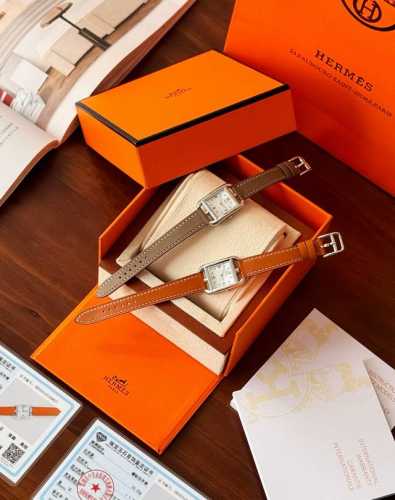 少量精品 Hermes Cape Cod 系列石英腕表 养马人都绕不开的猪鼻子腕表 时尚优雅的造型 搭配真钻刻度尽显奢华 好东西其实大家一看就懂 长方形猪鼻子表
