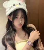 Fila斐乐 又被我挖到了一款好看的手表 表盘是粉色满天星 在光线下会呈现不同的颜色很梦幻 表带是粉色真皮的质感在线