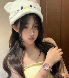 Fila斐乐 又被我挖到了一款好看的手表 表盘是粉色满天星 在光线下会呈现不同的颜色很梦幻 表带是粉色真皮的质感在线