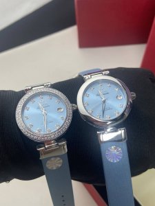 钻 欧米茄Ladymatic 全新马卡龙色系 2025首发新款 Ladymatic这款马卡龙色系简直太好看了 太顶了 今年果然大表盘最火 表壳直径34Mm 表盘