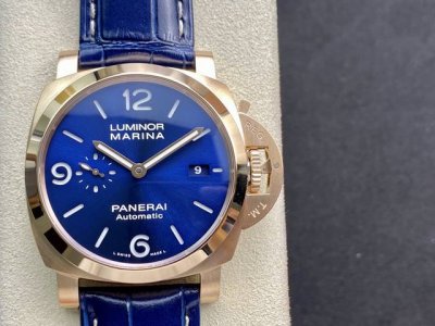 Vs 新品：沛纳海 44Mm“骚蓝”庐米诺红金腕表Pam 1112。金表无数，唯有沛 Na 海红金表浓郁深厚，特征性设计，视觉上独特，形态上扎实，戴着过瘾！买红