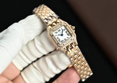 白 -金 钻+150 猎豹系列 新增迷你号 19Mm*25Mm 原版瑞士进口石英机芯# 走时稳定 续航足 2-3年更换电池～ 采用进口316L精钢表壳，全部壳套