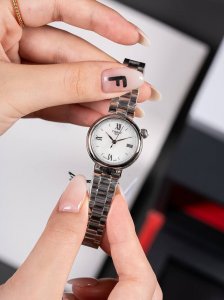 白 金 原单三码合一非便宜货 爆款推荐天梭T152型号 2025最新款火爆全网的小美人最最最新款出货啦三码合一进口石英机芯一眼万年新品歪表冠戴出个性 12点位表