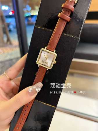 Coach 蔻驰cass系列茶玫瑰表盘小牛皮石英手表女表小方糖小方表。 立体感茶玫瑰搭配个性方形表盘，优雅时尚，设计感小巧精致 表壳材质：镀金钢。 机芯材质：石 - 点击图像关闭