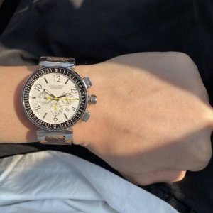 Lv 路易威X，利落干练的设计风格 时尚大方。专柜一比一精工制作 全钢表壳 上手美美的 各种风格的衣服都可以搭配出属于你的气场。尺寸40Mm