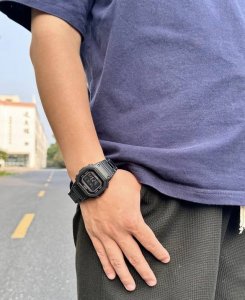 我之前买表总担心和衣服不搭, 直到选了这块卡西欧小方块Bc款。 黑棕配色特别百搭, 不管是 T 恤牛仔裤还是运动套装都能配。 塑钢表带质感不错, 戴着手不重。 我之前买表总担心和衣服不搭, 直到选了这块卡西欧小方块Bc款。 黑棕配色特别百搭, 不管是 T 恤牛仔裤还是运动套装都能配。 塑钢表带质感不错, 戴着手不重。