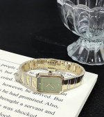 炎炎夏日，穿搭真的很需要凉意 而绿色就是我的降温神器 春天入手的Lola Rose方糖小绿表 又拿出来戴了！ 绿玛瑙宝石表盘和金色碰撞， 好像晨曦洒在叶片上 各