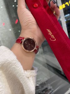 白壳 玫瑰金+20 卡地亚cartier中古腕表，满满的vintage韵味圆形表盘线条简洁、设计经典、历史文化背景厚重，称得上是典范之作。同滚滚流逝的时间一样，